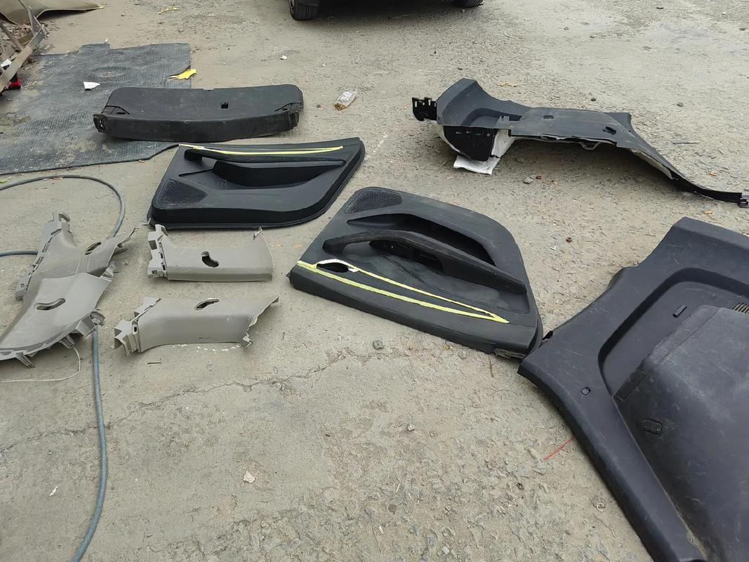 汽車內飾板嚴重劃傷修復與配件翻新全解析